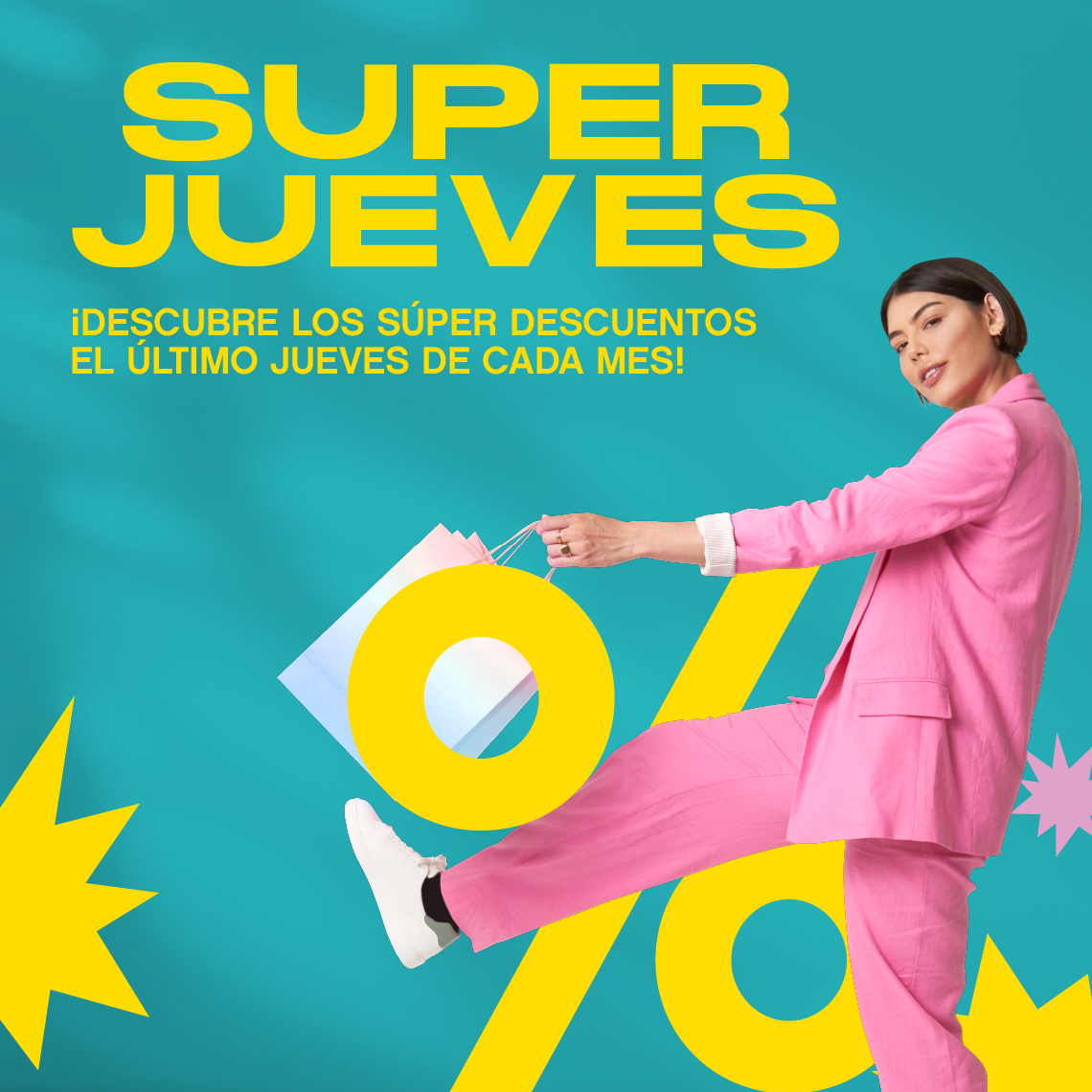 oferta super jueves mujer con bolsas de compra 