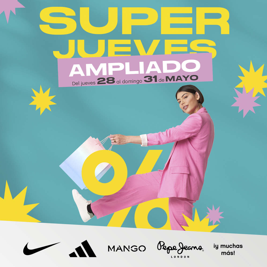 oferta super jueves mujer con bolsas de compra 