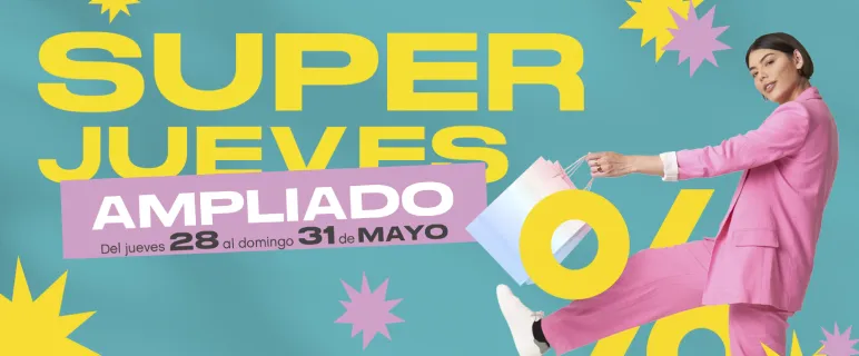 Super Jueves mujer llevando bolsas de compra con descuentos