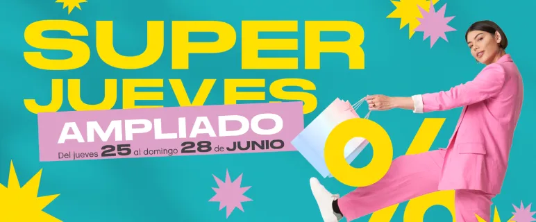 Super Jueves mujer llevando bolsas de compra con descuentos